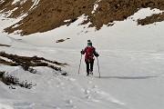 84 Scendiamo nel valloncello a pestar neve !